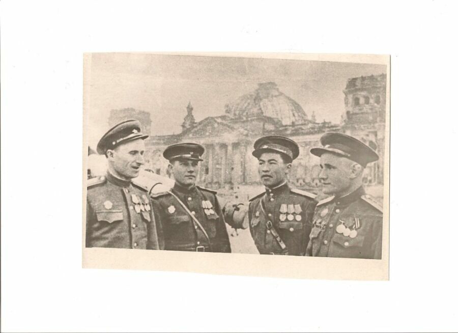 In Berlin at the Reichstag. M. Kantaria, M. Yegorov, R. Koshkarbayev, S. Neustroyev.