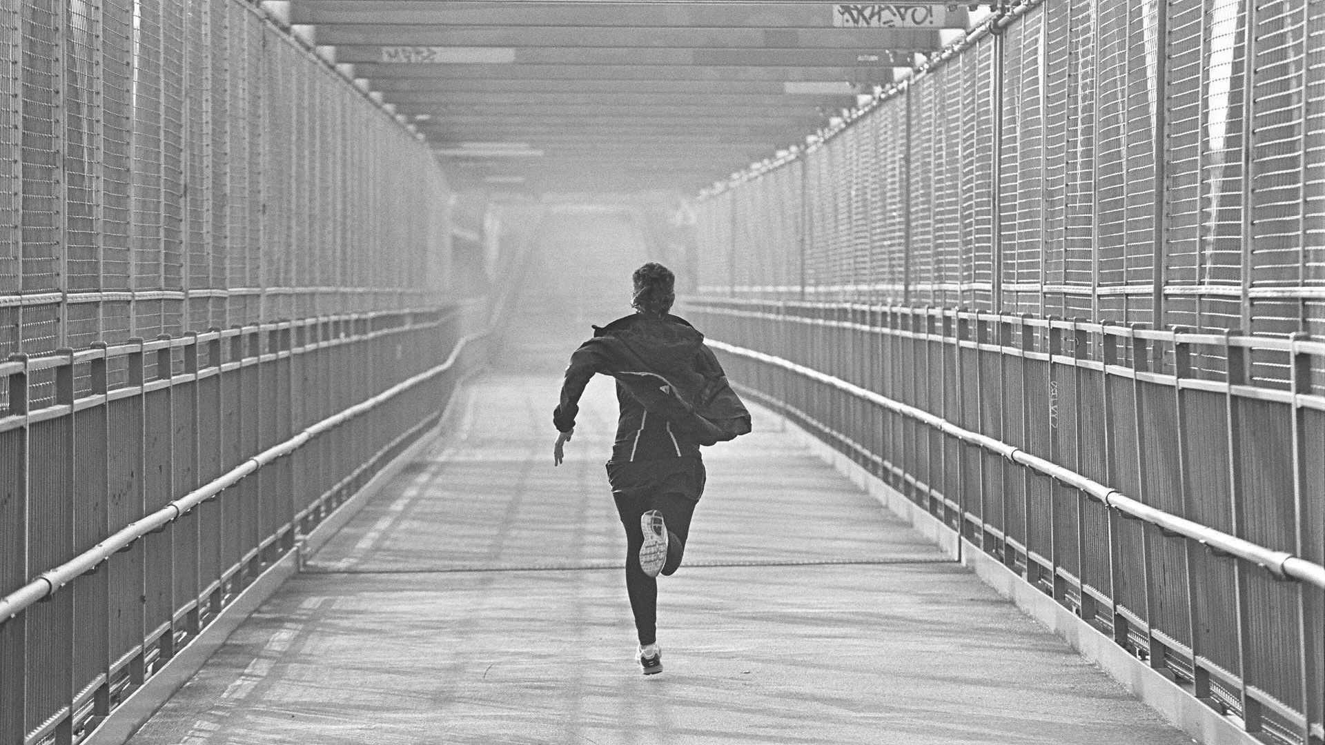 Читать бег в никуда. Парень убегает. Человек убегает Эстетика. Человек на мосту. Бежать от проблем.
