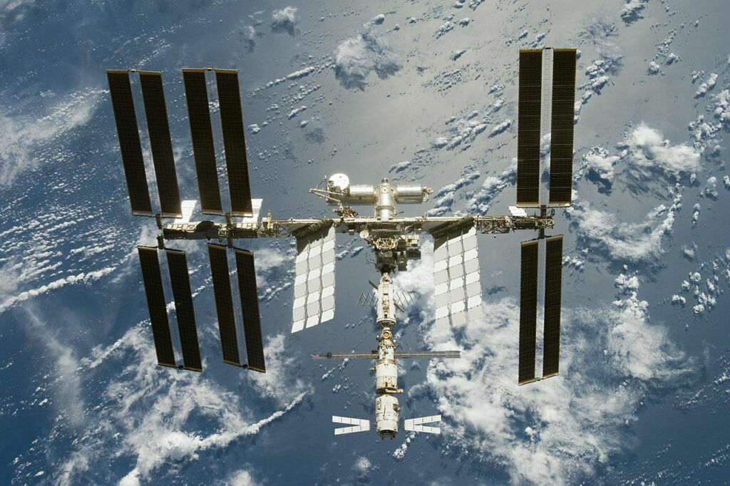 At a crossroads: what will be the manned cosmonautics after the closure of the ISS in 2024