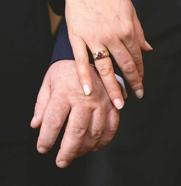 Кольцо с рубинами и бриллиантом, принадлежащее Дому Романовых, теперь украшает руку Виктории Беттарини. 