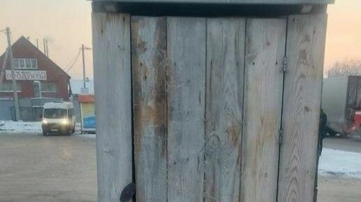 PIC OF THE DAY: Novosibirsk deputies reported on the repair of the toilet for drivers