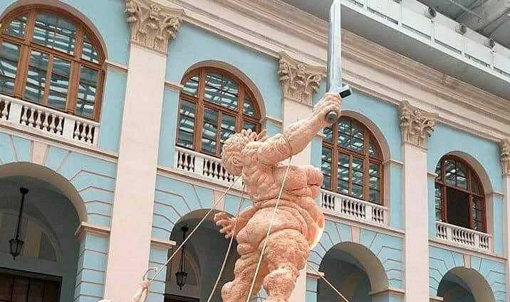 "Is a mockery!" Politicians are indignant about the "Big Mother" in Gostiny Dvor