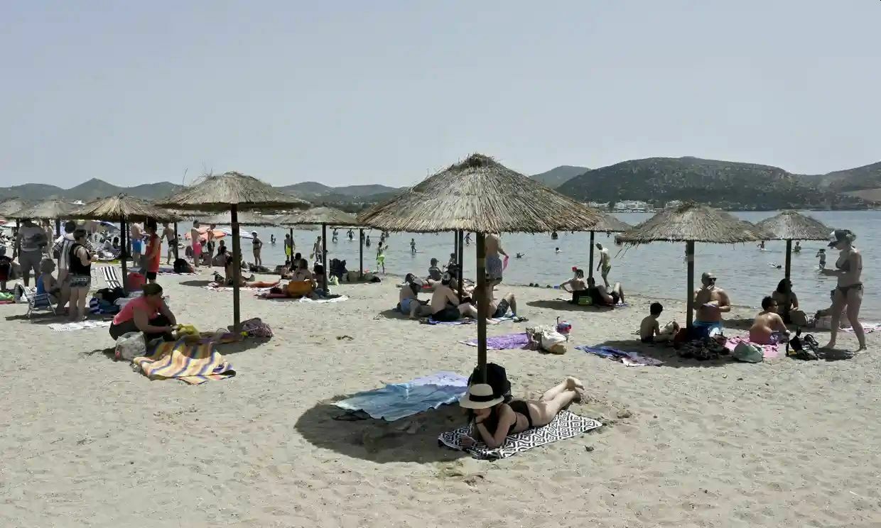 Drones, chains, fines: Greece opened the beach season under the new rules