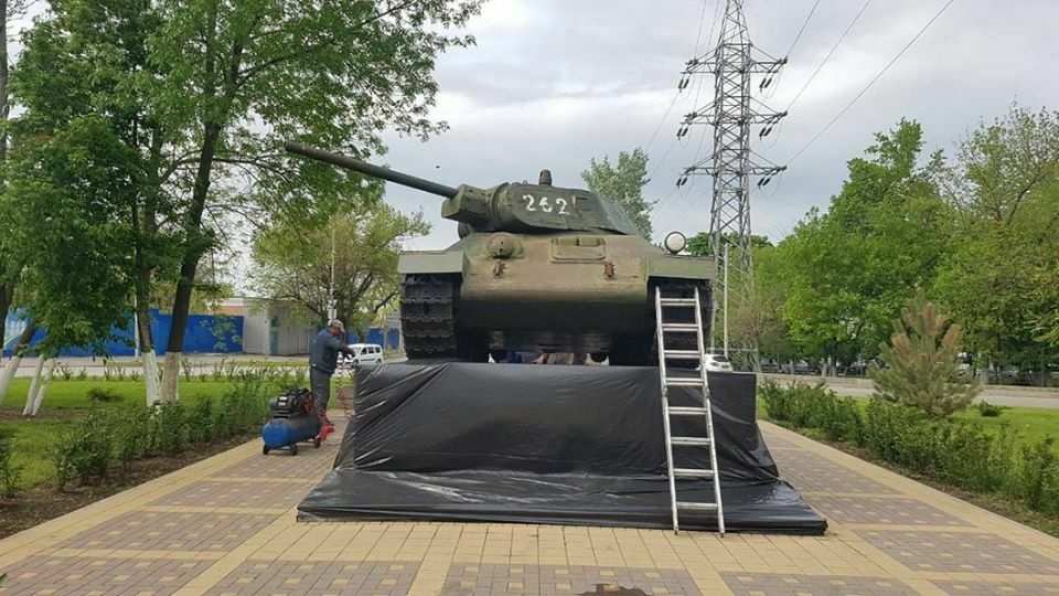 Strictly to the west: military monuments in Russia are brought to the complete “combat readiness”