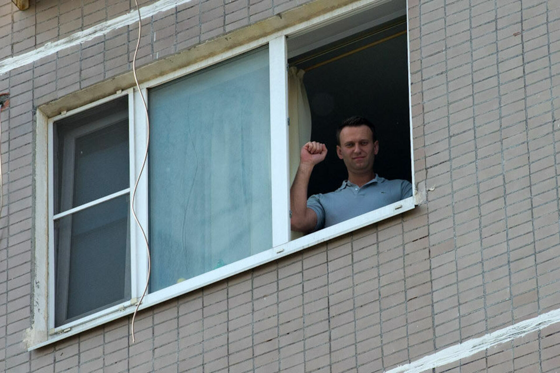Навальный жил в москве. Дом Алексея Навального. Дом Навального в Марьино. Навальный в окне. Человек у окна.