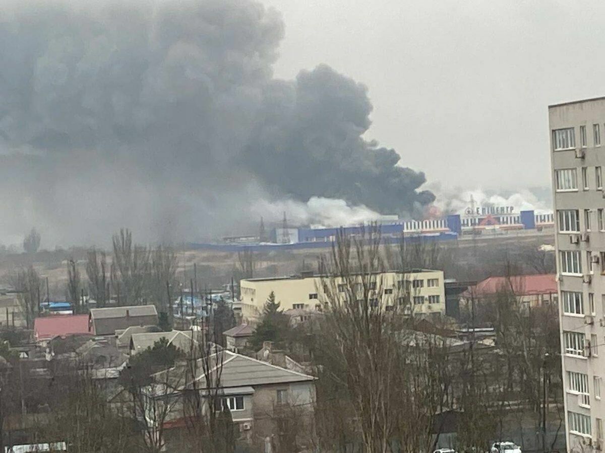 Several explosions thundered near Mariupol