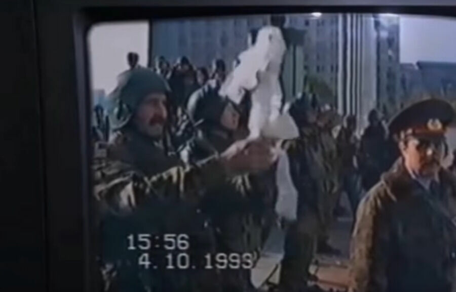 "С вами будет говорить подполковник группы "Альфа"!", - эти кадры в 1993 году облетели весь мир.