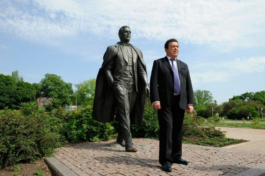 Monument devoted to Kobzon in Donetsk.