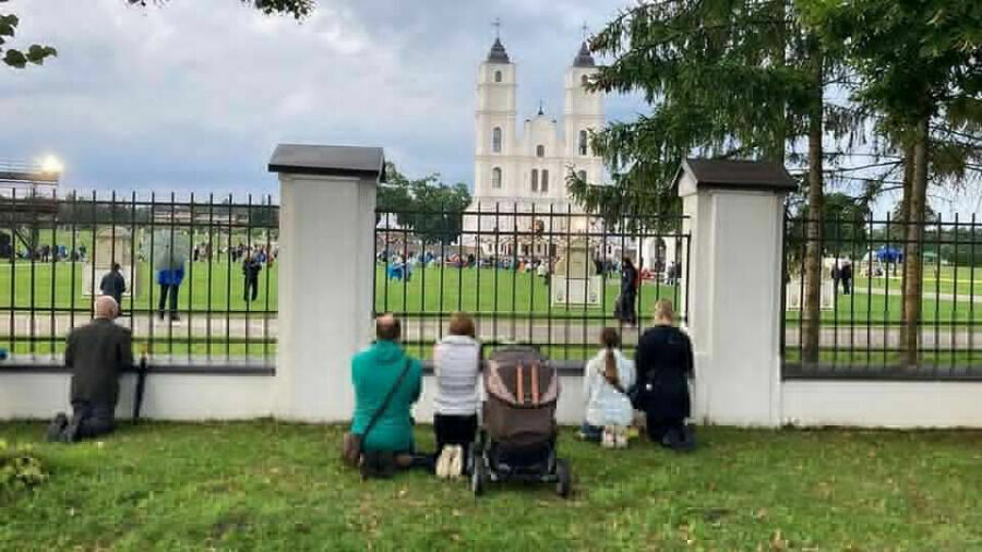 Молитва для невакцинированных в Латвии выглядит вот так. В соцсетях пишут, что подобное можно увидеть, к счастью, далеко не везде и не постоянно, но прецеденты, что называется,  созданы. 