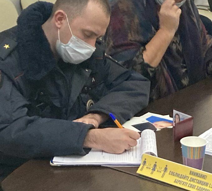 Petersburg's police received a denunciation on a deputy who tore up the portrait of Putin