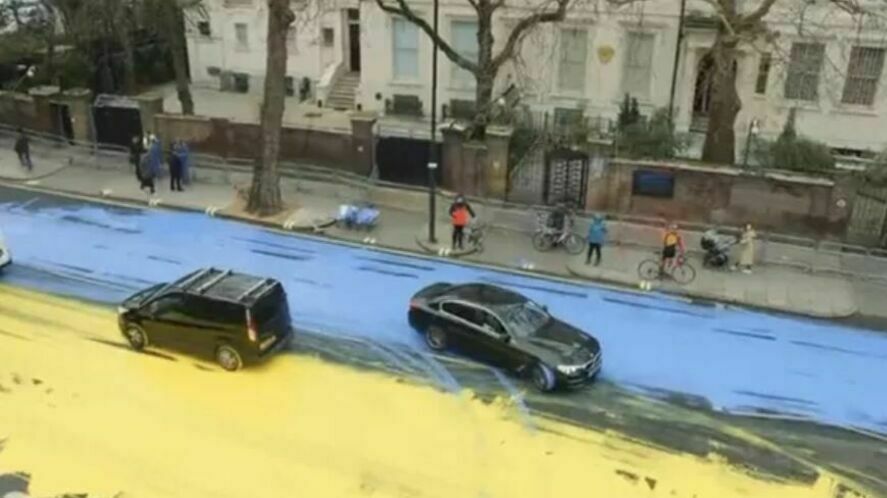 In London, the road in front of the Russian Embassy was painted in the colors of the Ukrainian flag