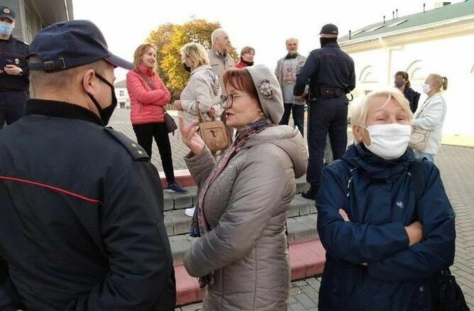 Heroes of our time: Belarusian riot police detain 73-year-old pensioner