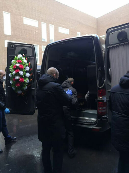 В морге при больнице в Коммунарке гробы  вывозят прямо на улицу. Фото  Дмитрий Сысоев, Facebook. 