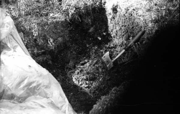 Квадратный шурф в тунгусской вечной мерзлоте, выполненный автором по методике Н.В.Васильева (фото А.Е.Злобин, 1988 год)