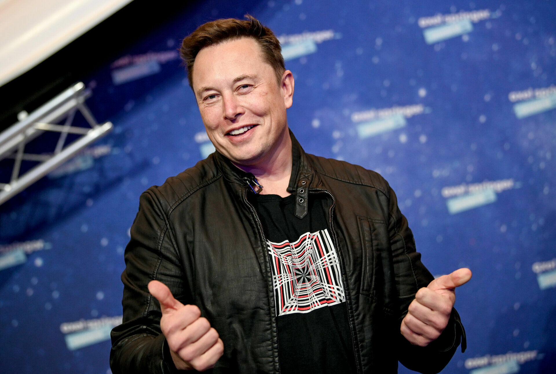 Elon Musk sells off Tesla shares on the advice of subscribers