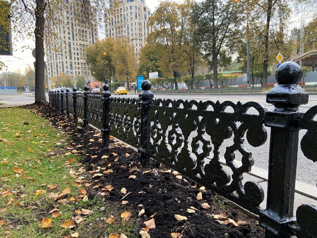 The whole world against Zhilischnik: how Muscovites returned the fence stolen on Shabolovka