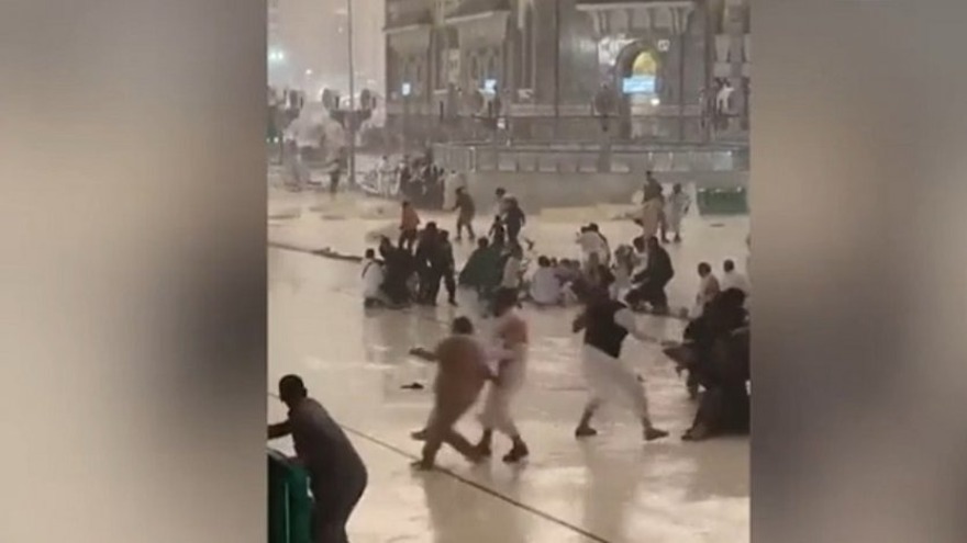 Pilgrims in Mecca were swept away by a powerful storm