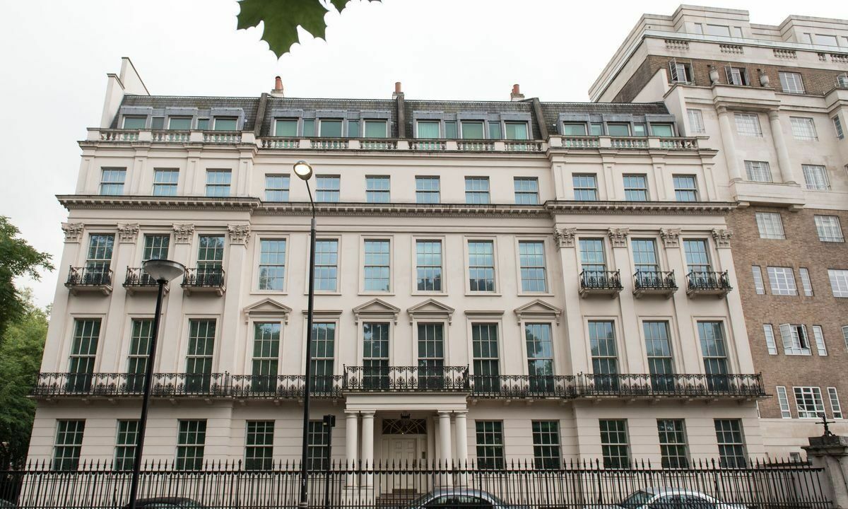 Какой-то русский олигарх решил продать этот особняк в Лондоне за 230 млн. фунтов стерлингов