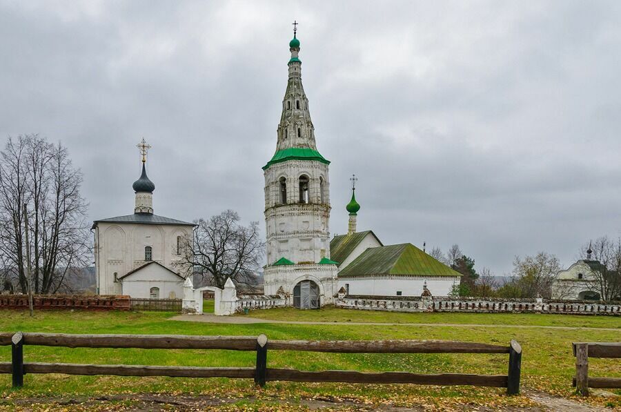 Церковь Бориса и Глеба в селе Кидекша, 1152 год, справа колокольня и церковь Стефана, XVII век