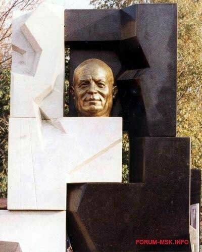 Памятник Хрущеву на Новодевичьем кладбище Москвы