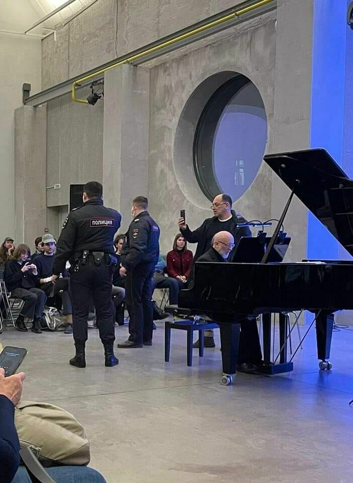 Video of the day: Alexey Lyubimov plays Schubert "accompanied" by the police