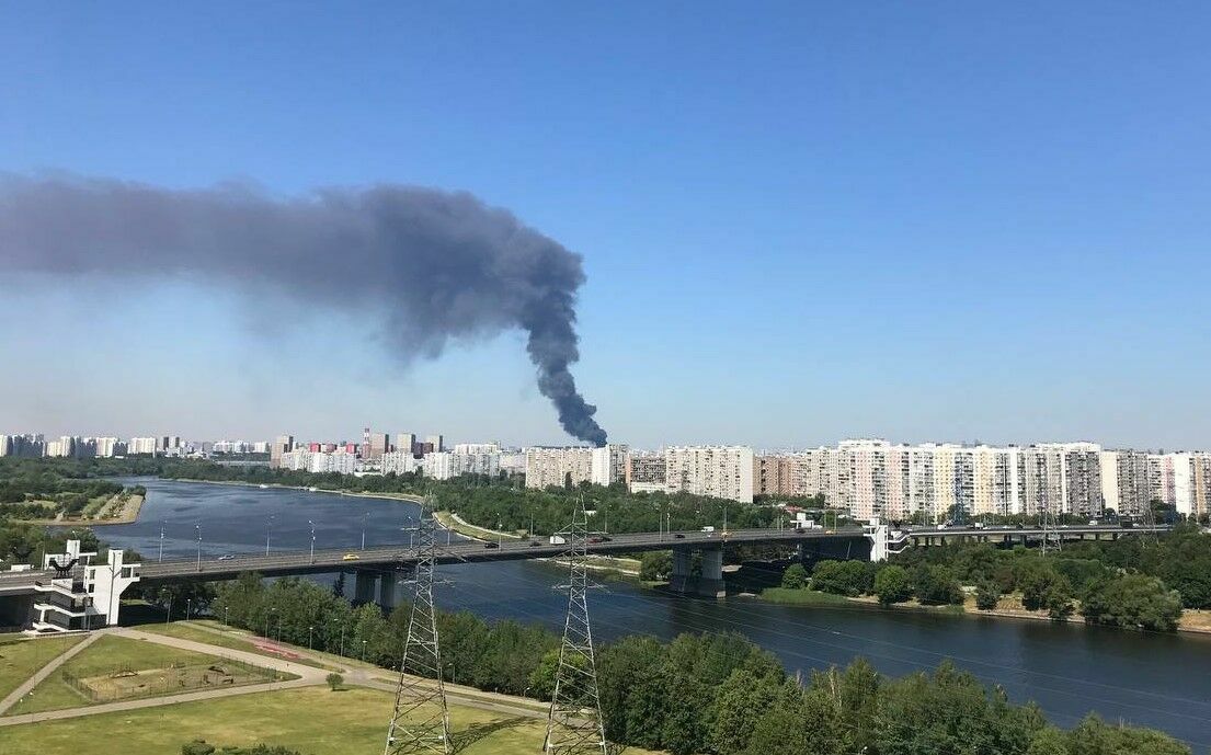 A large fire is being extinguished on Kashirskoye Highway in Moscow (VIDEO)