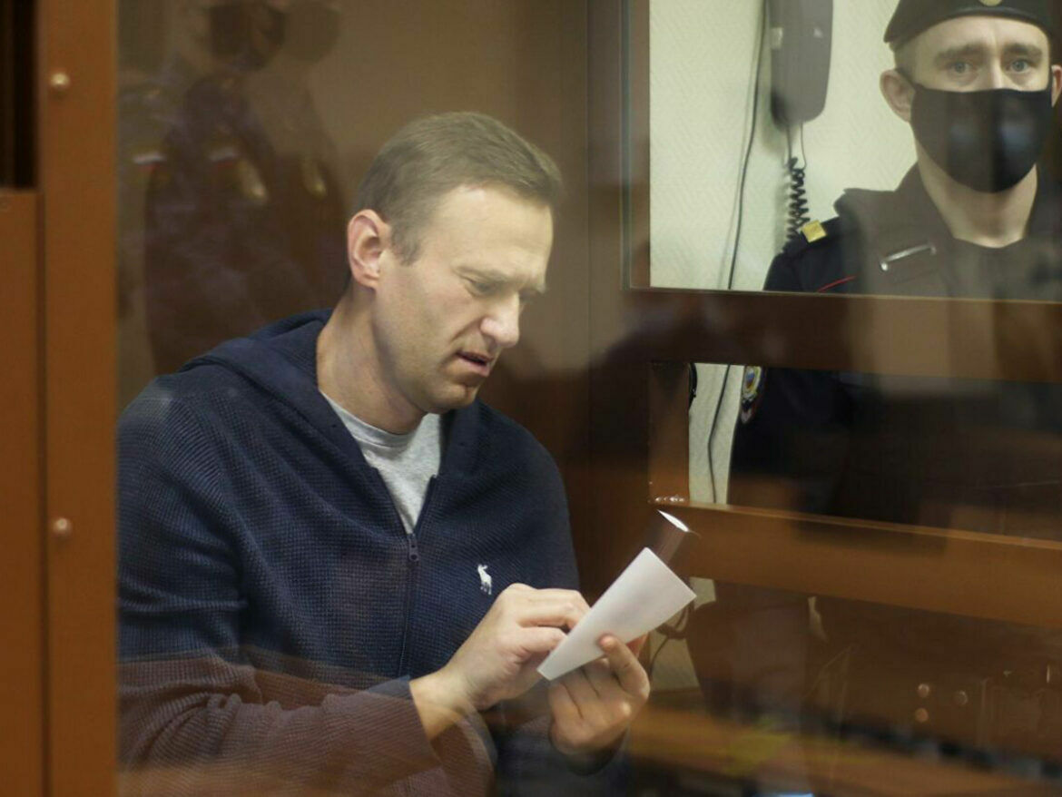 The trial of Alexey Navalny on the libel against a veteran: day three