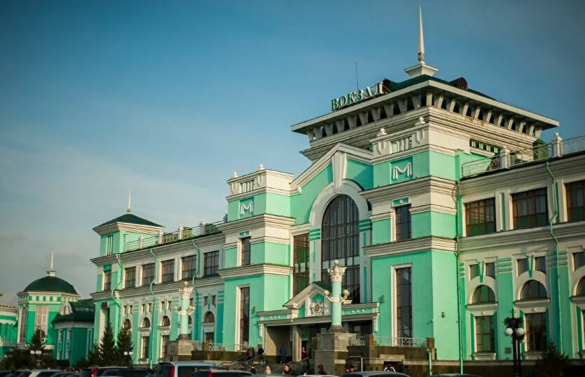 Omsk. The railway station - an architectural monument - played with new colors. 