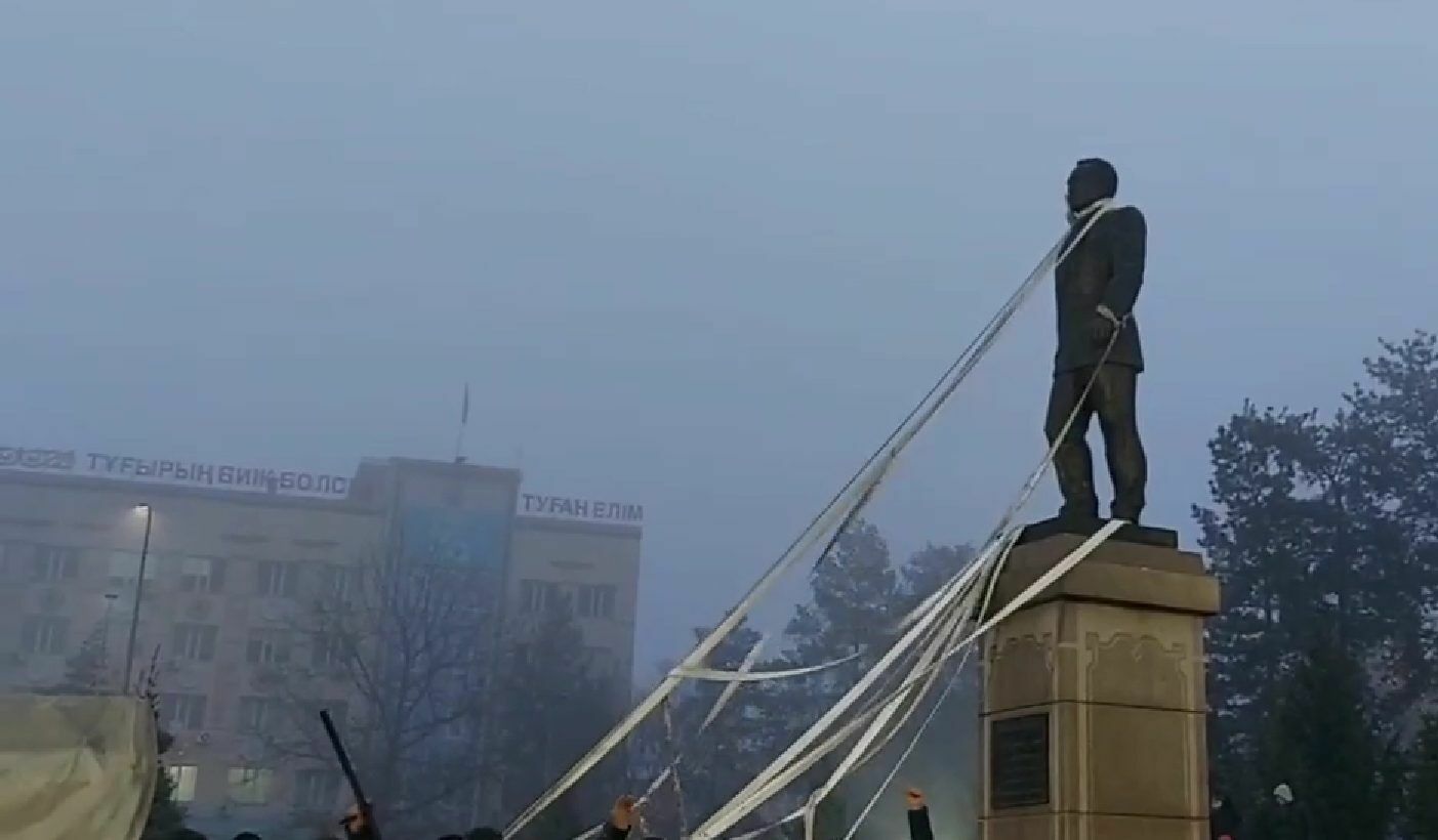В Талдыкоргане сносят памятник Назарбаеву.