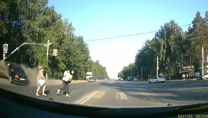 In Voronezh a driver knocked down a married couple with a child and fled into the forest (VIDEO)