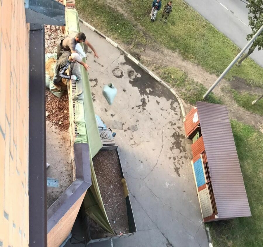 Соседи "документировали" методы работы ремонтников крыши