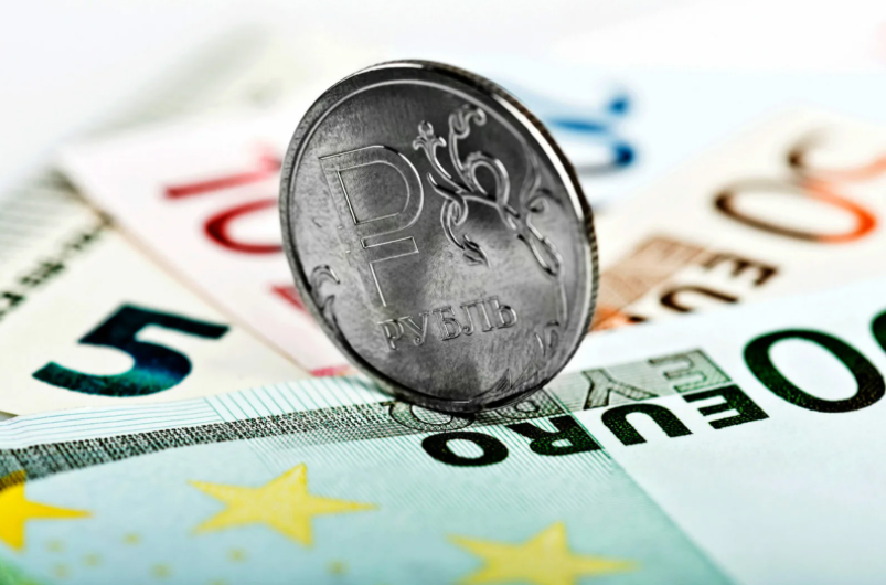 The ruble declines against the dollar, but rises against the euro