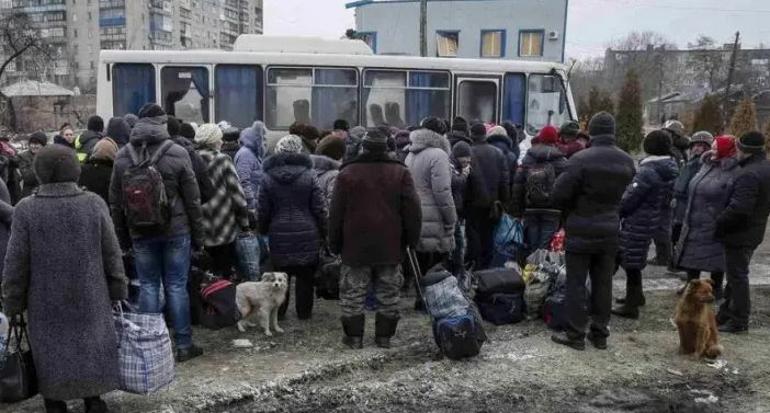 Putin instructed to pay refugees from the DPR and LPR 10 thousand rubles each