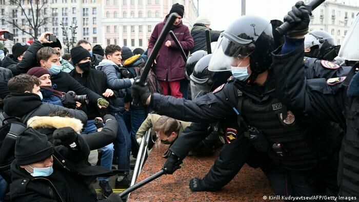 St. Petersburg police announced the legality of stun guns on April 21 rallies