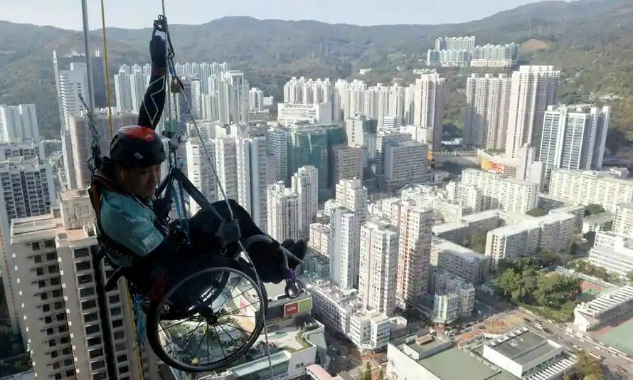 A paralyzed climber tried to climb a skyscraper in Hong Kong (VIDEO)