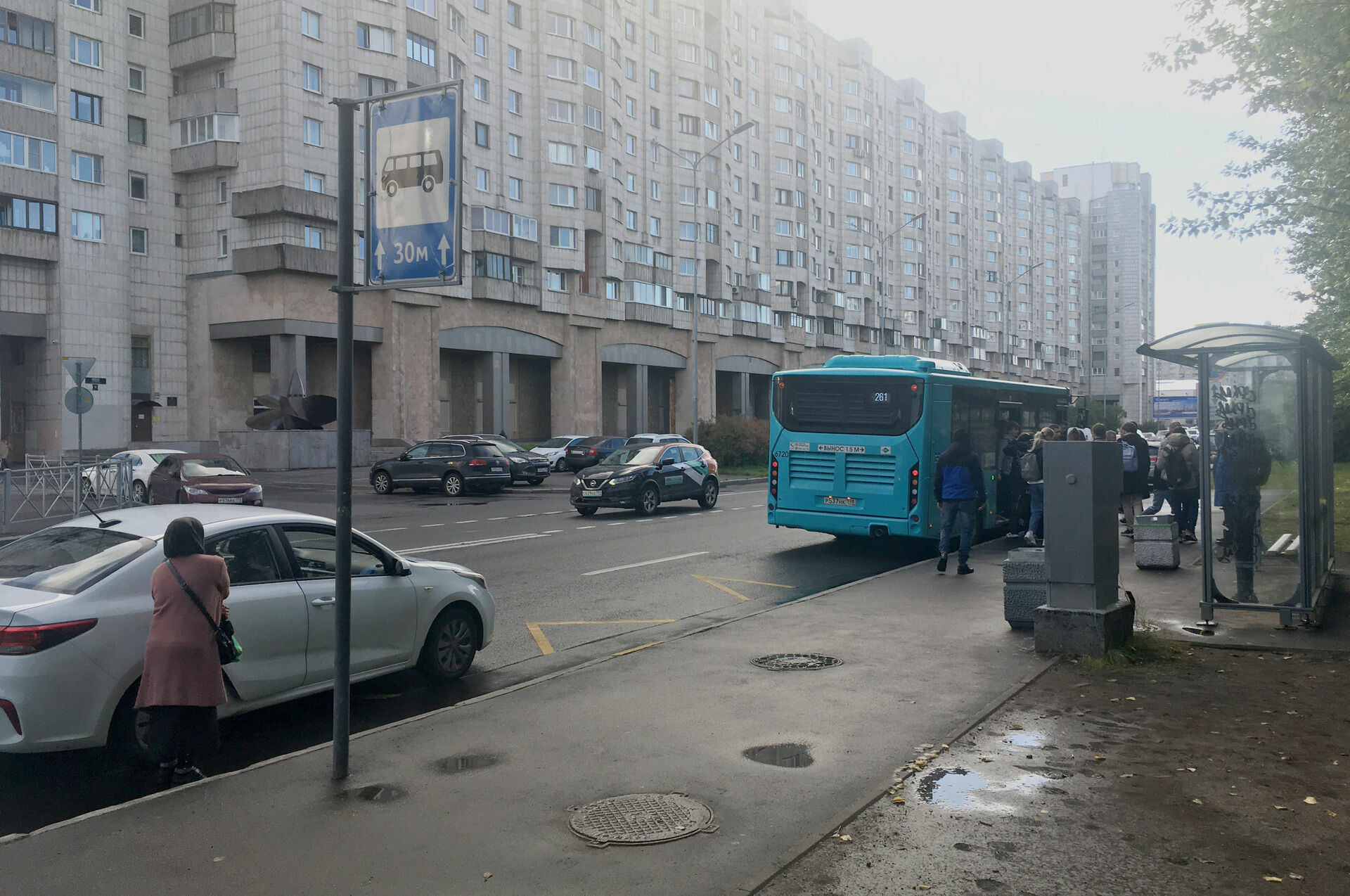 "I'll take you to the subway". In St. Petersburg, taxi drivers compete with buses