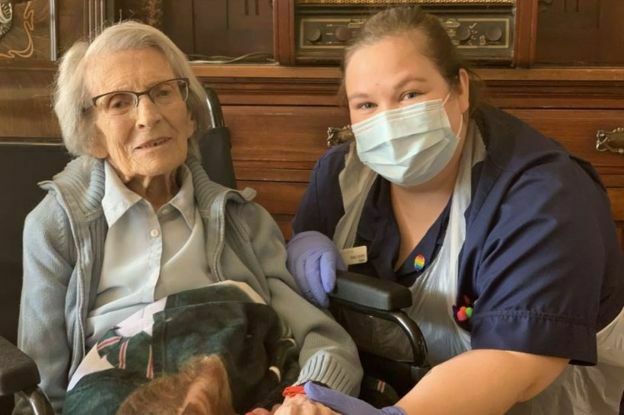 Video of the day: 106-year-old Briton leaves the hospital to the applause