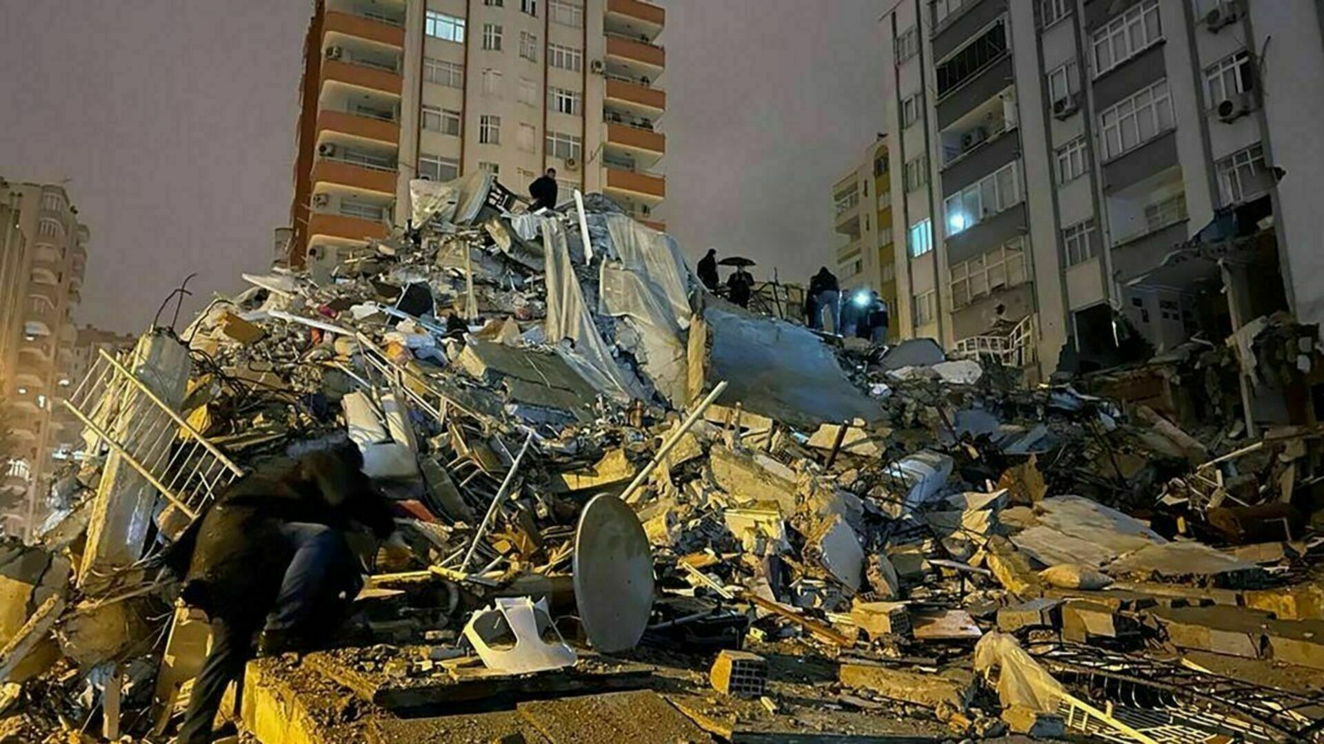There is a Russian family of four members under the wreckage in Turkey