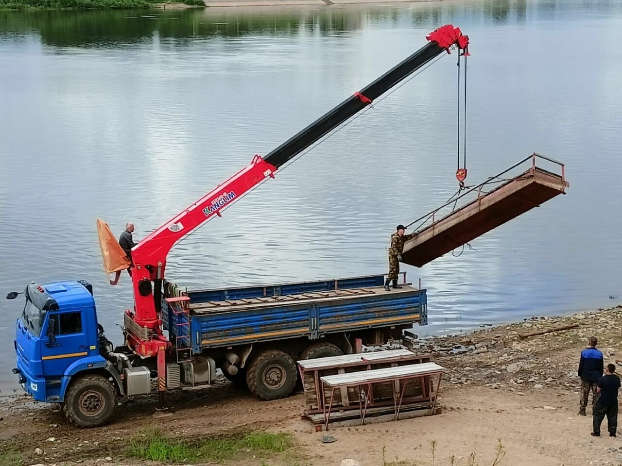 In Veliky Ustyug, the authorities installed platforms for washing clothes in the river