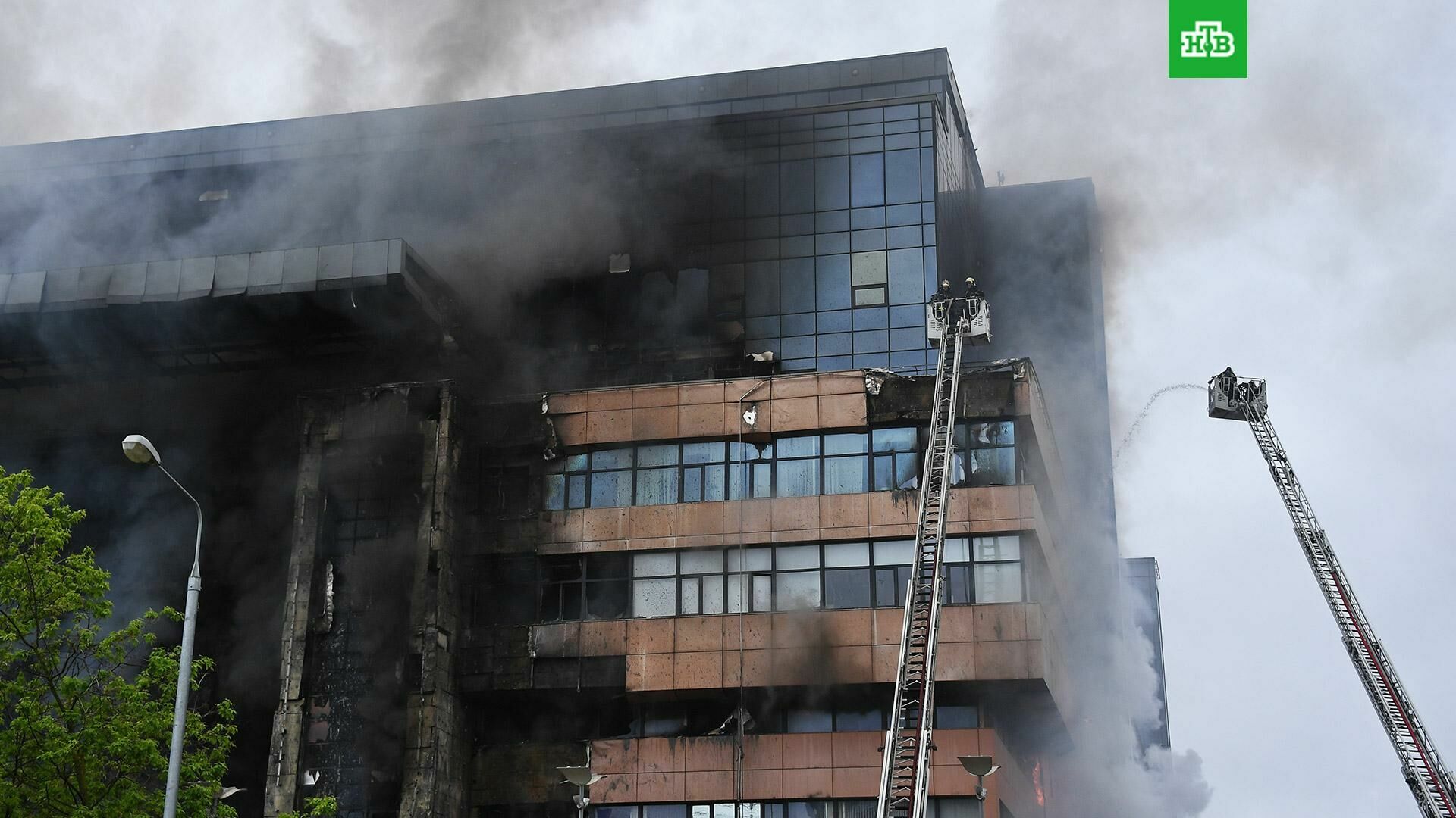 Question of the Day: why are business centers with ventilated facades on fire so badly?