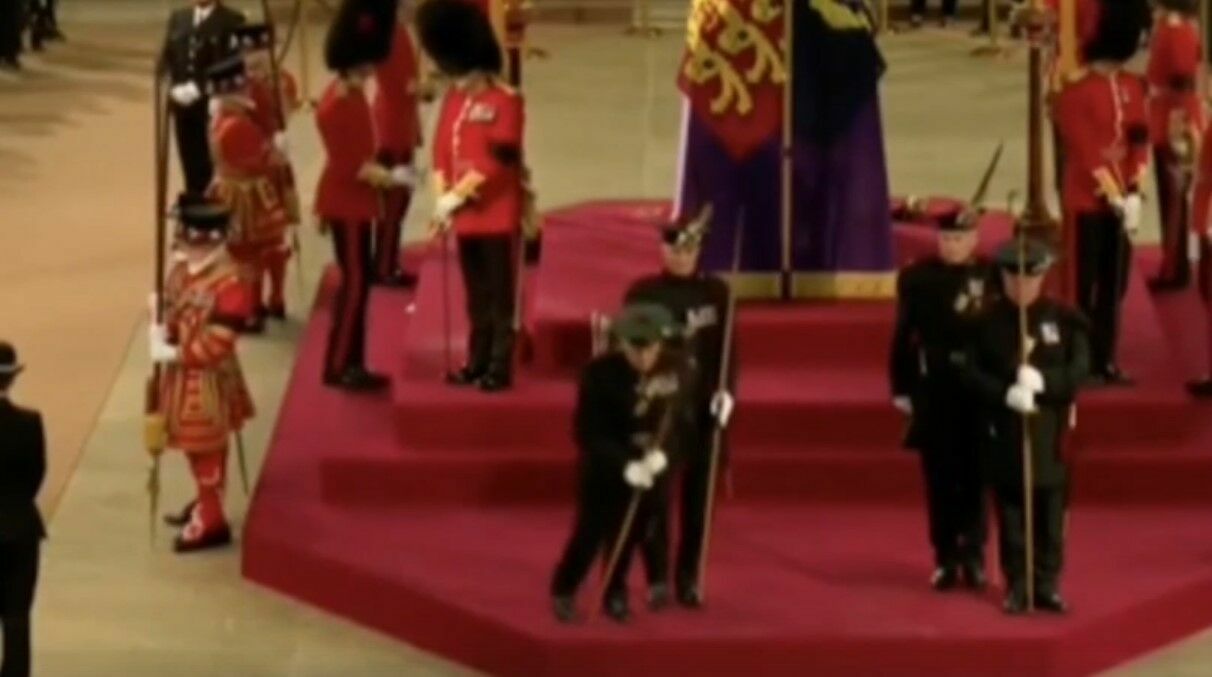 The guard of honor at the coffin of Elizabeth II lost consciousness (VIDEO)