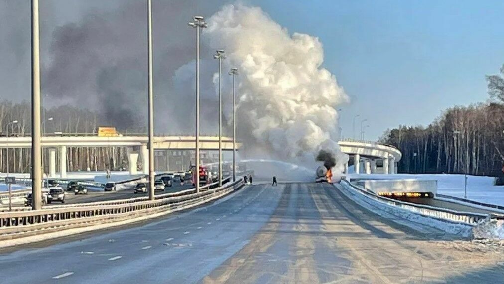 A truck with a propane tank caught fire on the Kiev highway in New Moscow