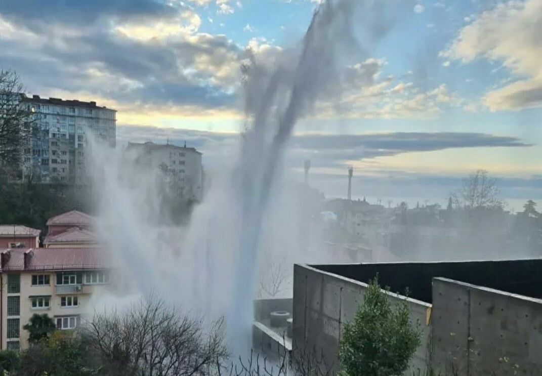 In Sochi, a landslide damaged the main water pipeline: the "geyser" hits 23 meters (Video)