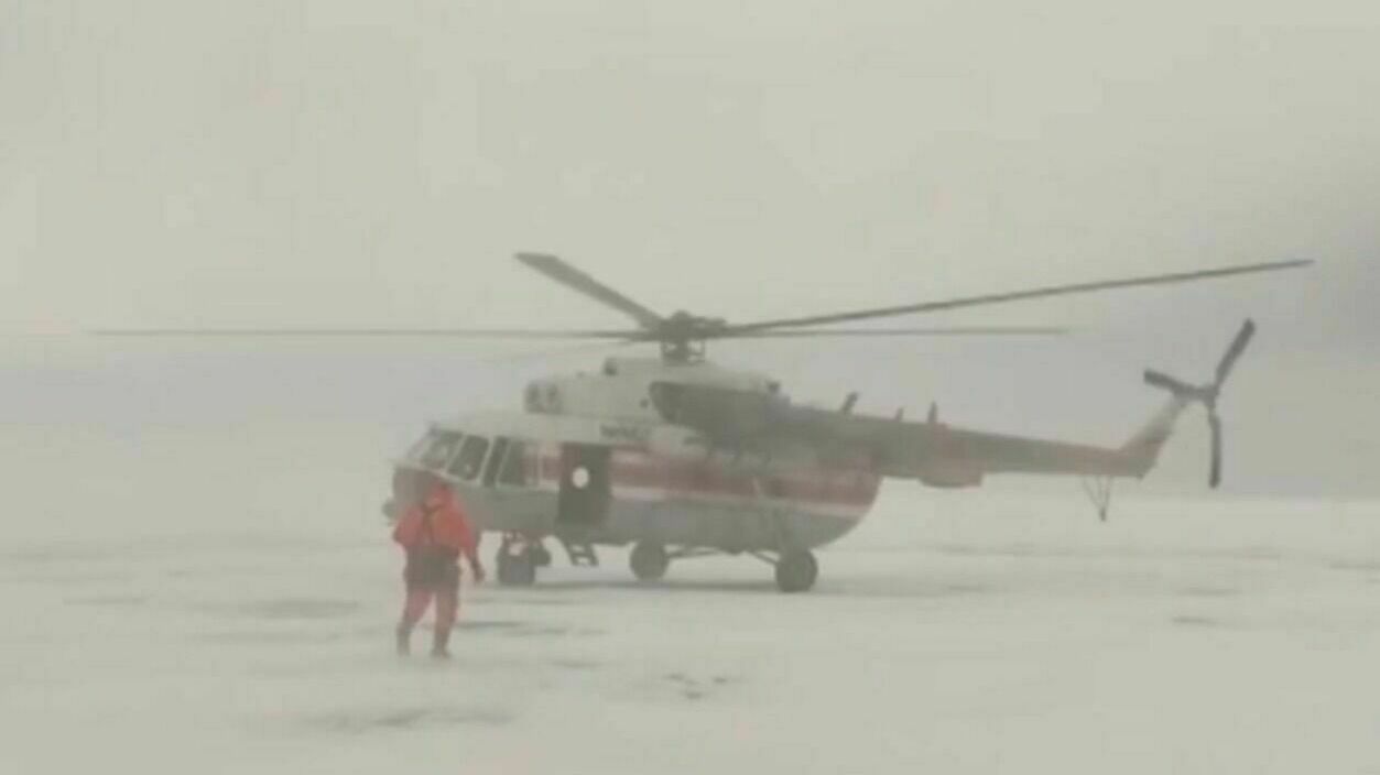 Rescuers evacuated 83 fishermen from broken ice floes in the Gulf of Finland (VIDEO)