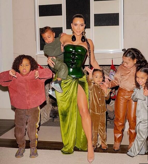 Ким с детьми и племянниками