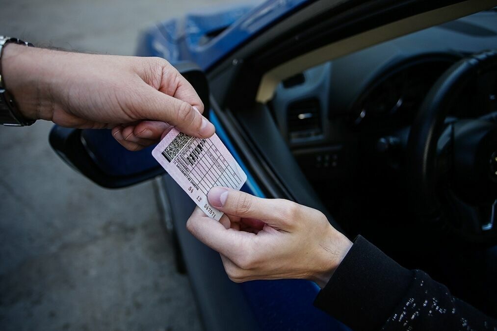 The validity of the expiring driver 's licenses and passports is extended for Russians