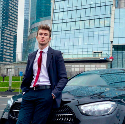In his videos for fraudulent telegram channels, the actor often flashes in the Moscow City area, his "apartment", from where he also recorded appeals to subscribers, is located in one of the towers.