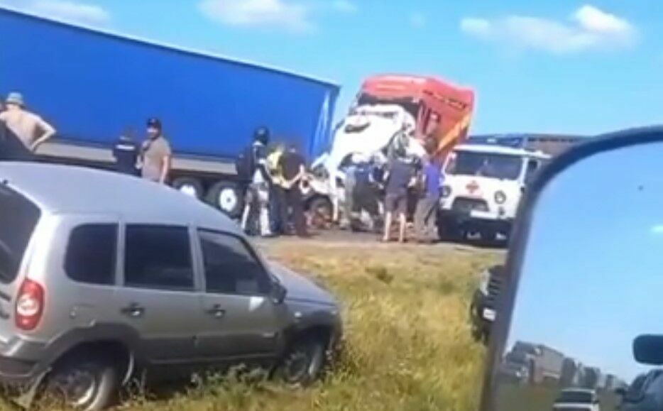 A fatal accident with a minibus and trucks occurred in the Ulyanovsk region (VIDEO)