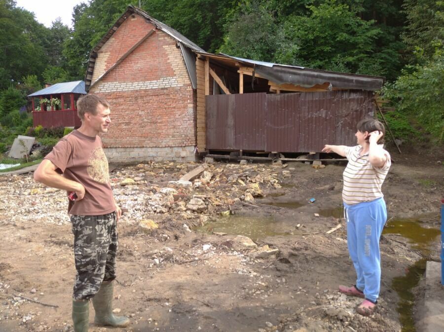 Светлана Аникина и Сергей Козлов у того места, где до потопа стоял их дом