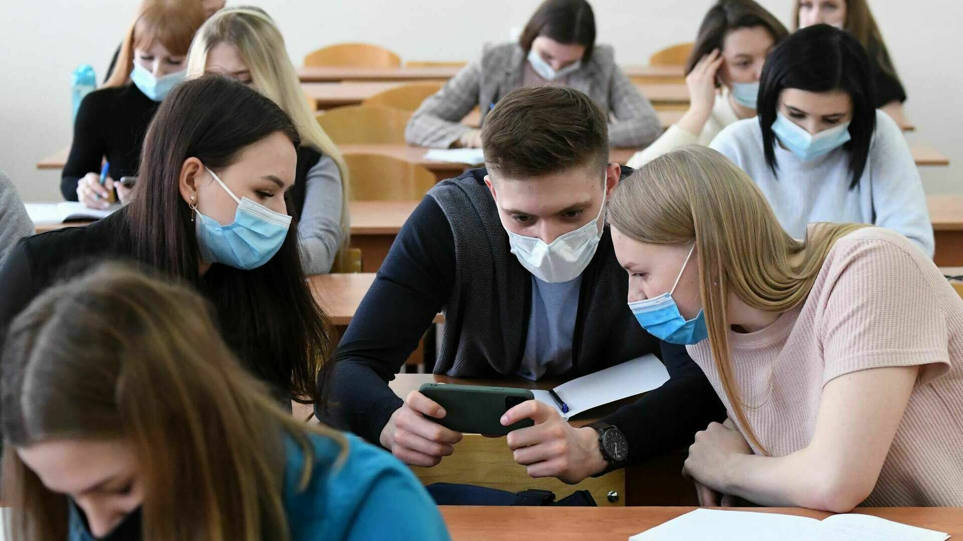Effect of QR-codes: Russian students will not be able to return home from Western universities